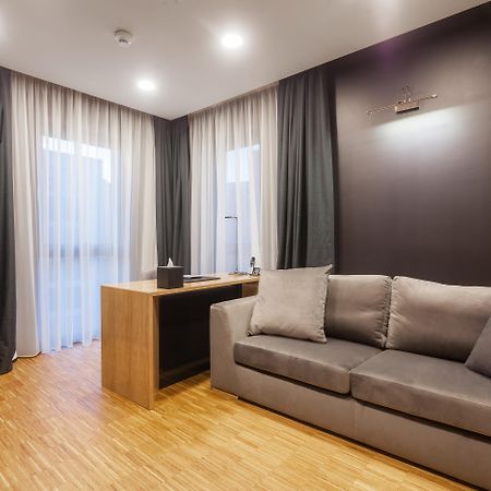 Hotel Platinia クルージュ＝ナポカ エクステリア 写真 A living room with a sofa