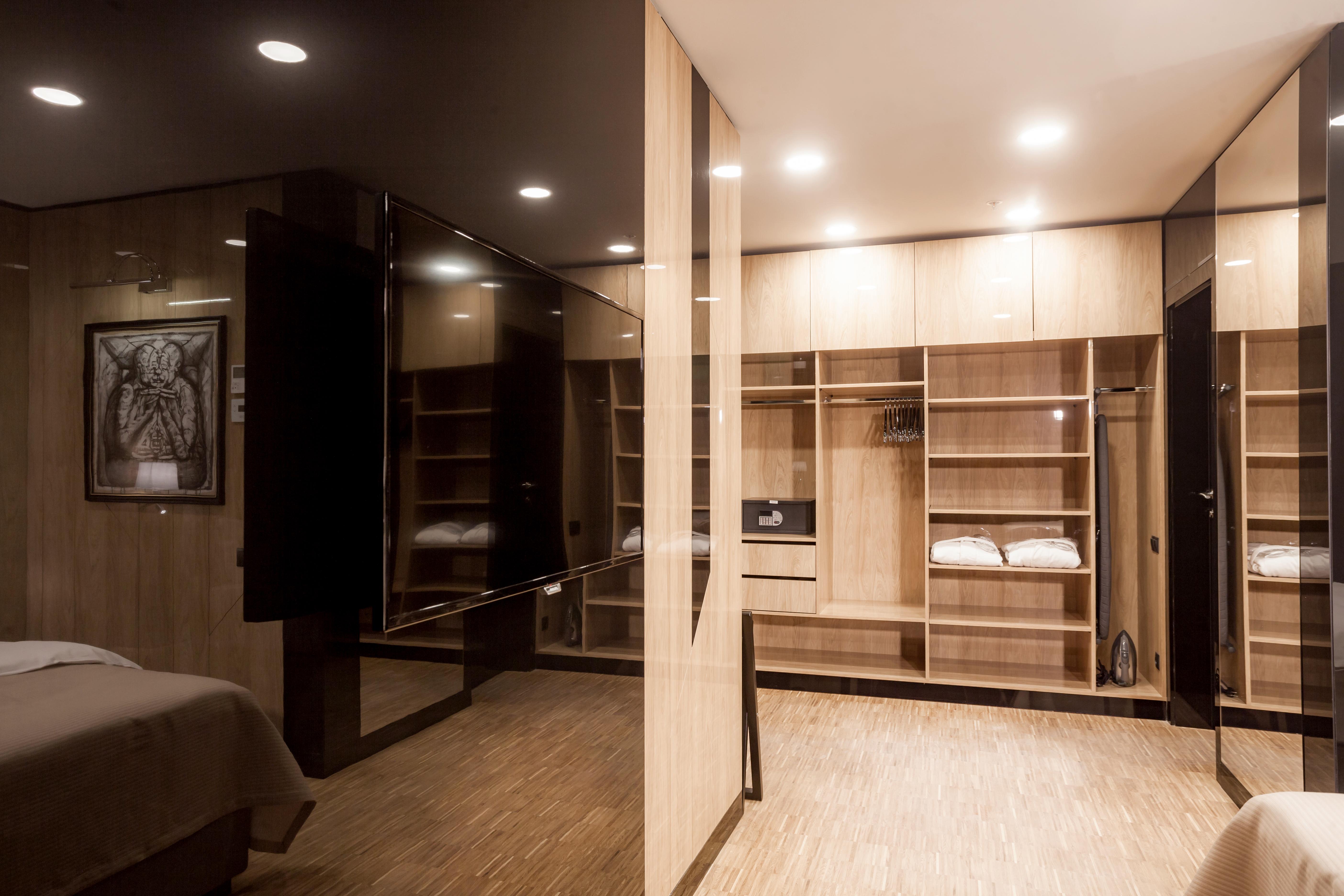 Hotel Platinia クルージュ＝ナポカ エクステリア 写真 A walk-in closet