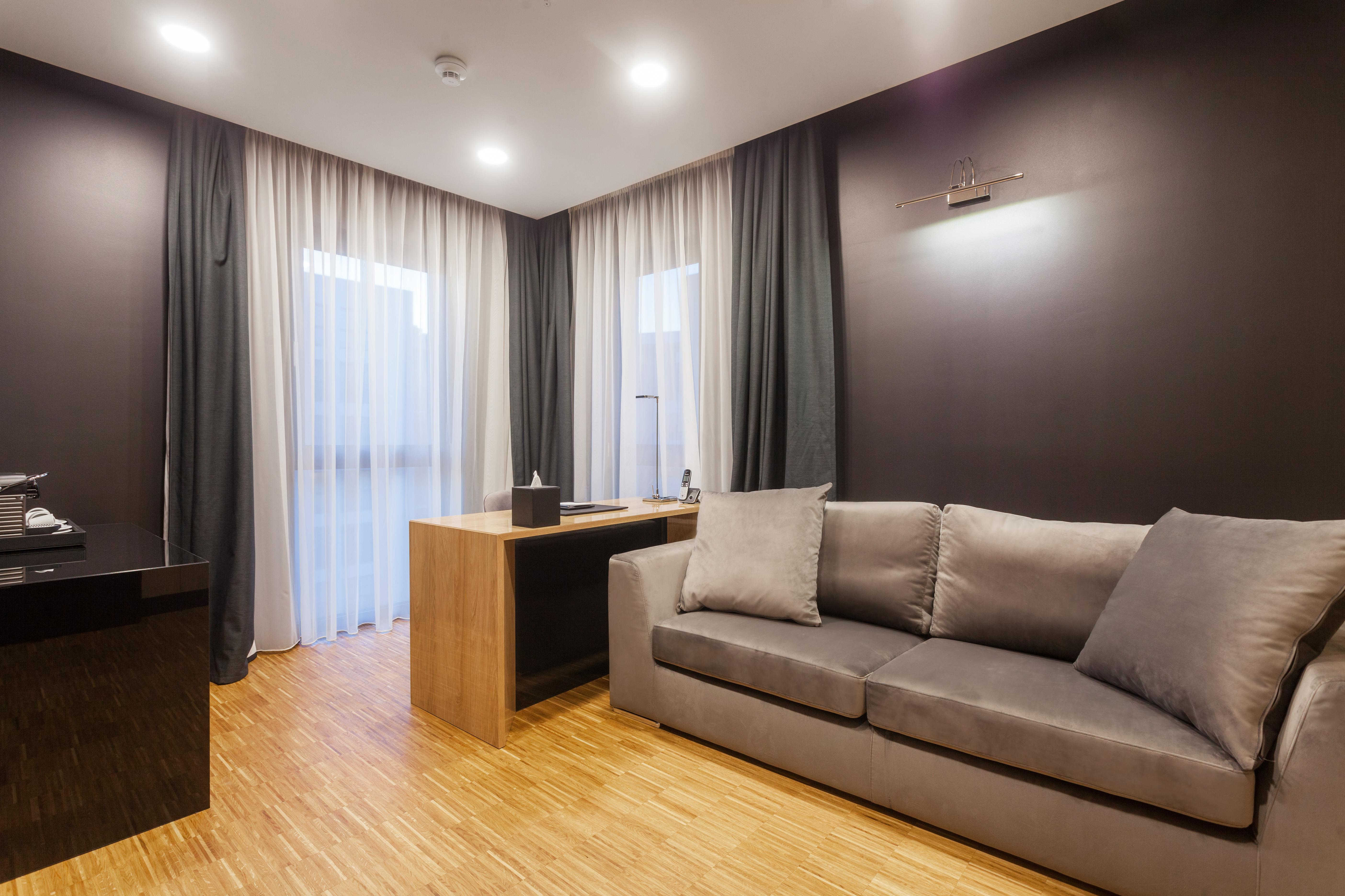Hotel Platinia クルージュ＝ナポカ エクステリア 写真 A living room with a sofa
