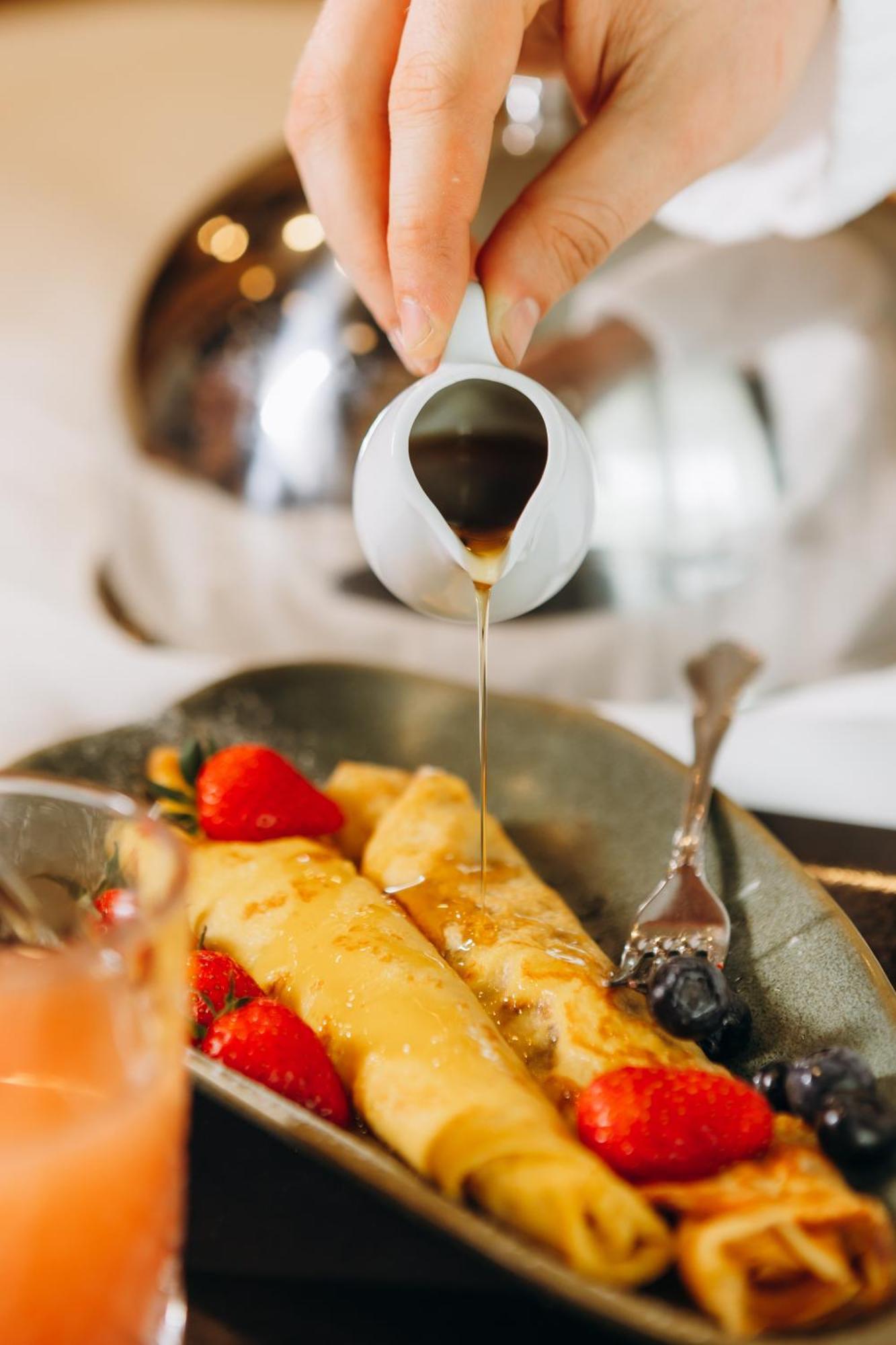 Hotel Platinia クルージュ＝ナポカ エクステリア 写真 Maple syrup being poured onto crêpes