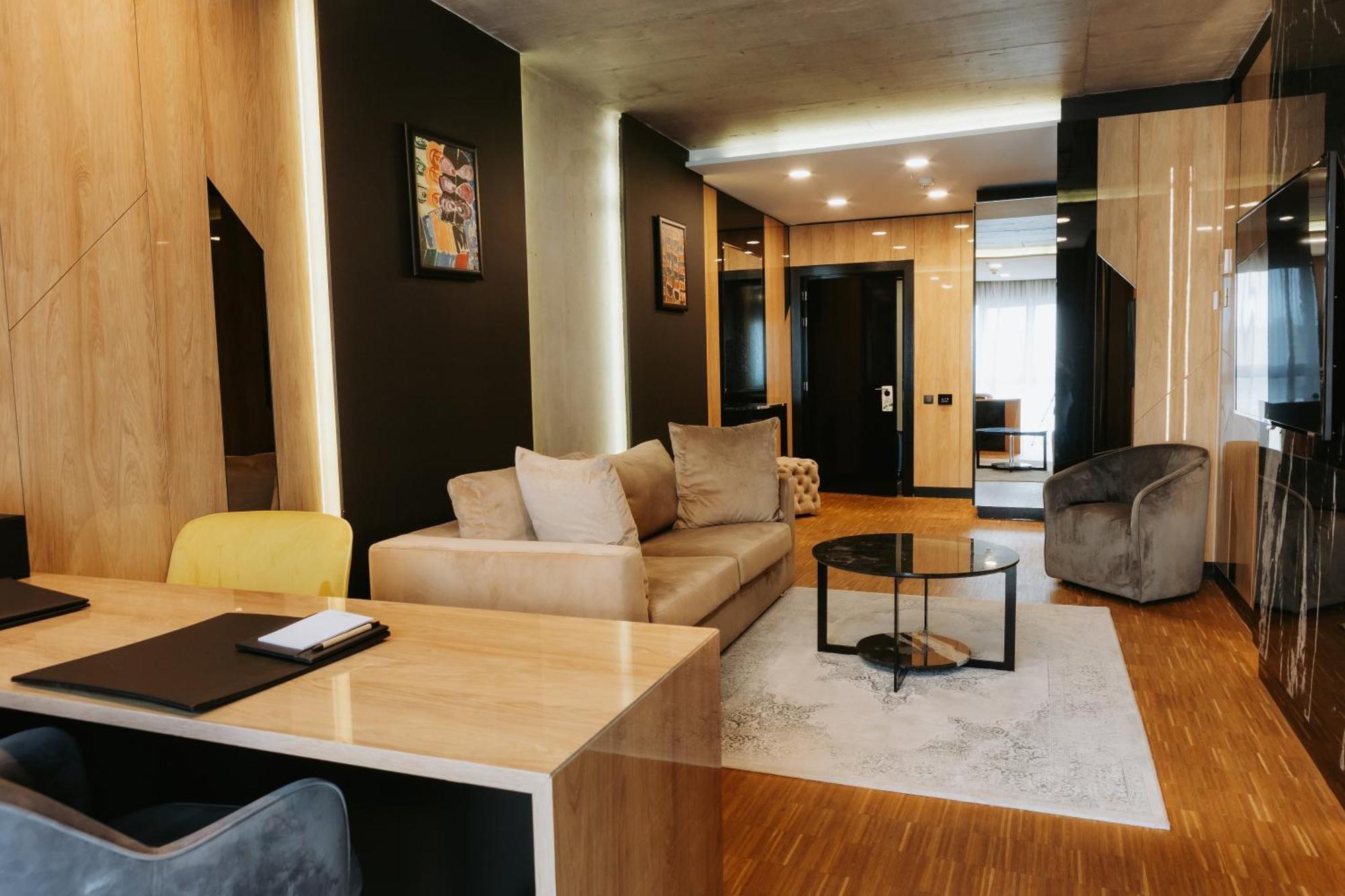 Hotel Platinia クルージュ＝ナポカ エクステリア 写真 A typical suite at the hotel