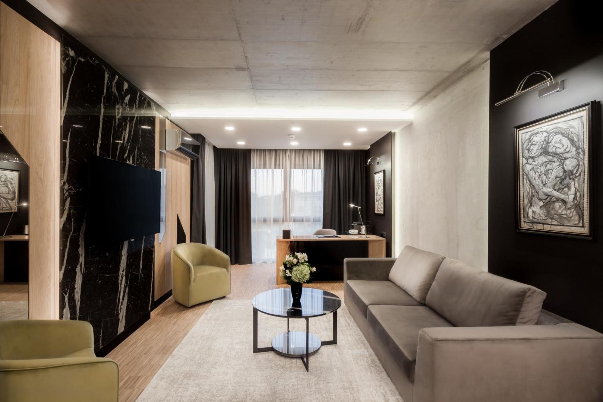 Hotel Platinia クルージュ＝ナポカ エクステリア 写真 The interior of the presidential suite