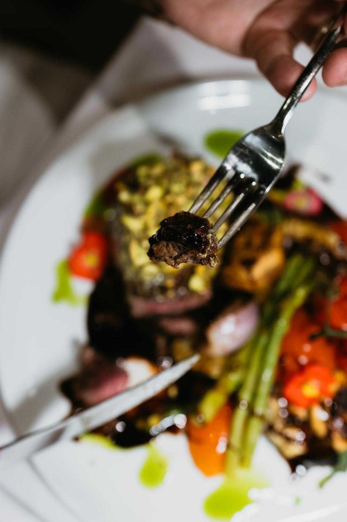Hotel Platinia クルージュ＝ナポカ エクステリア 写真 A piece of falafel on a fork