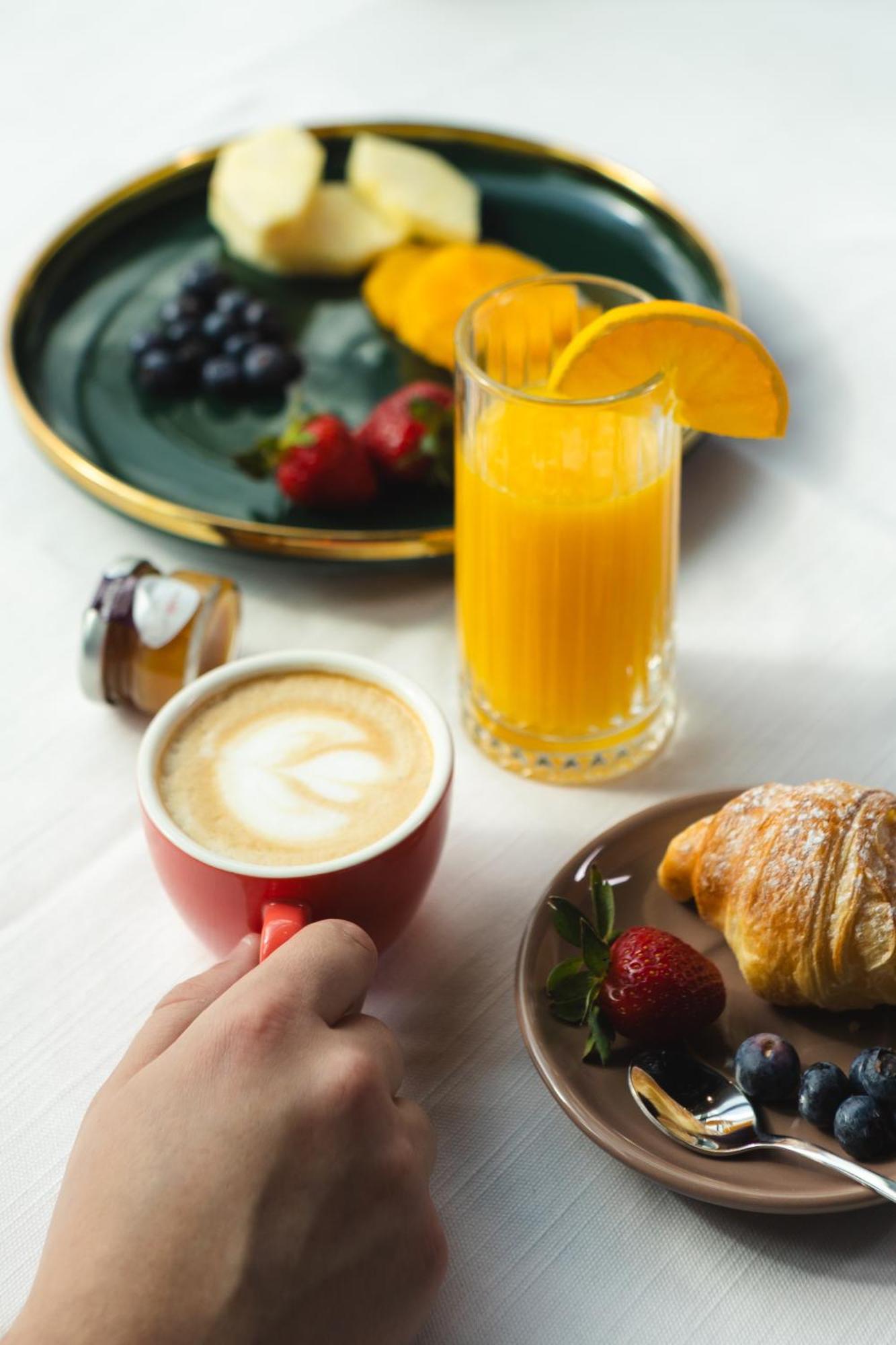 Hotel Platinia クルージュ＝ナポカ エクステリア 写真 A typical continental breakfast