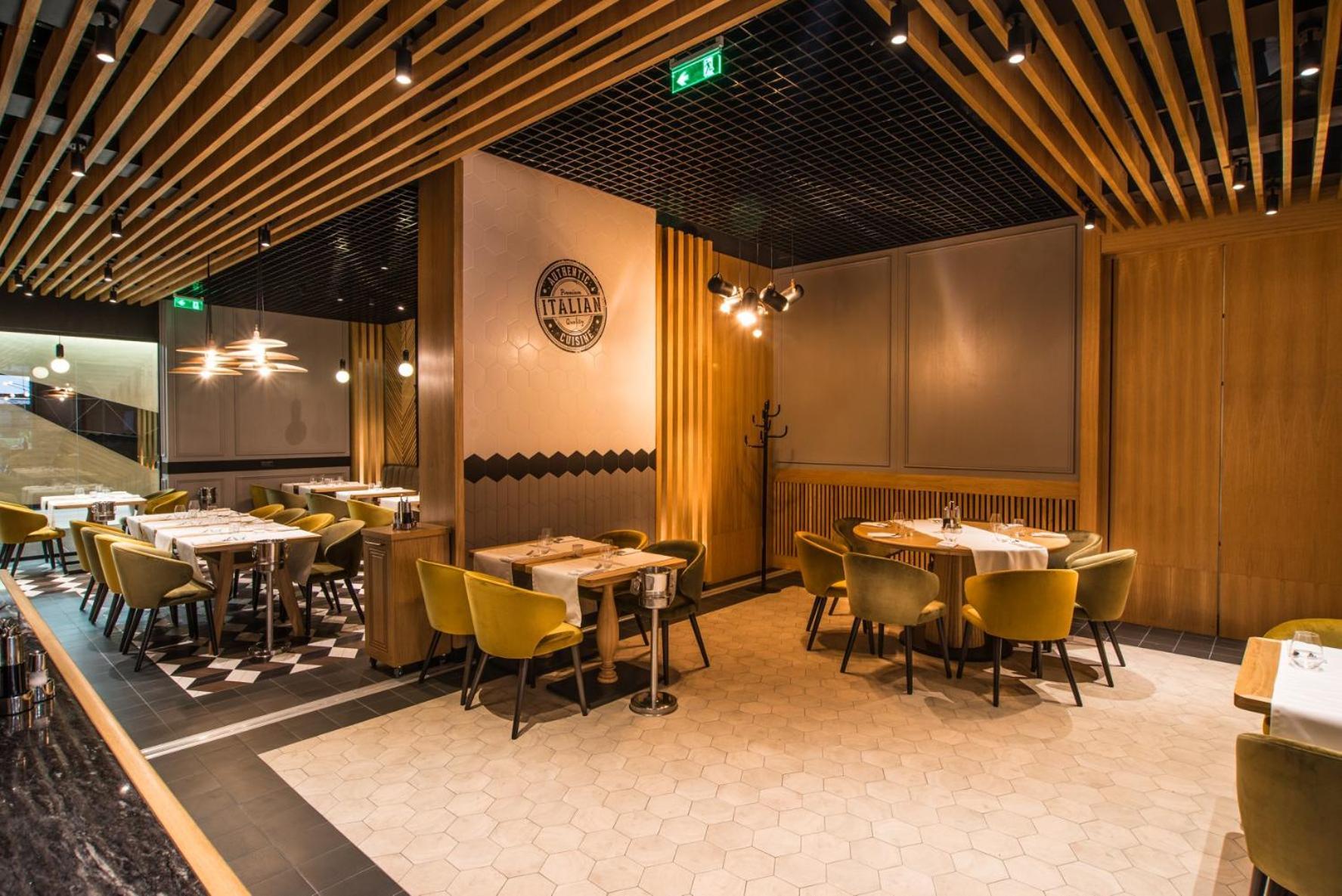 Hotel Platinia クルージュ＝ナポカ エクステリア 写真 Restaurant in the airport