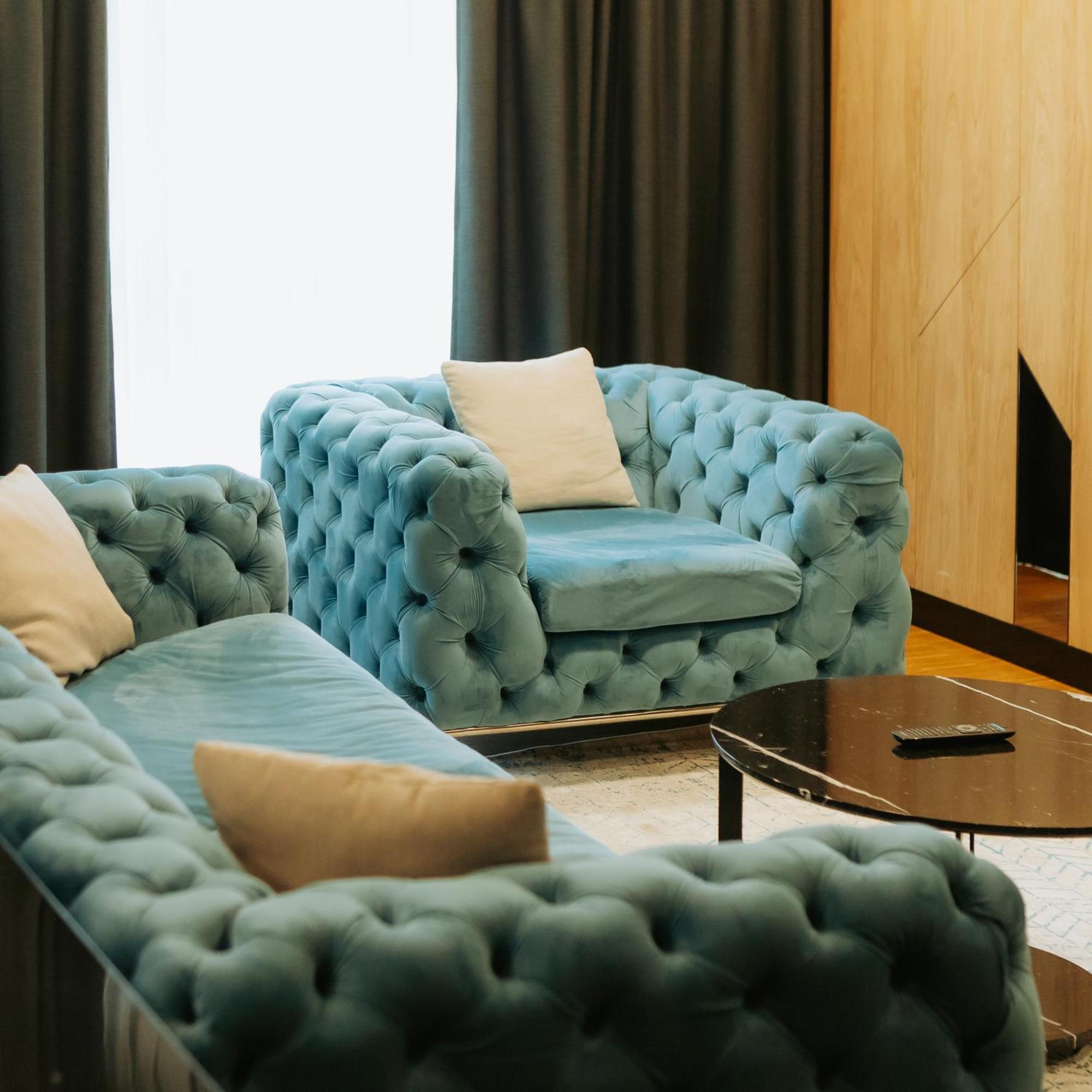 Hotel Platinia クルージュ＝ナポカ エクステリア 写真 A blue velvet Chesterfield sofa