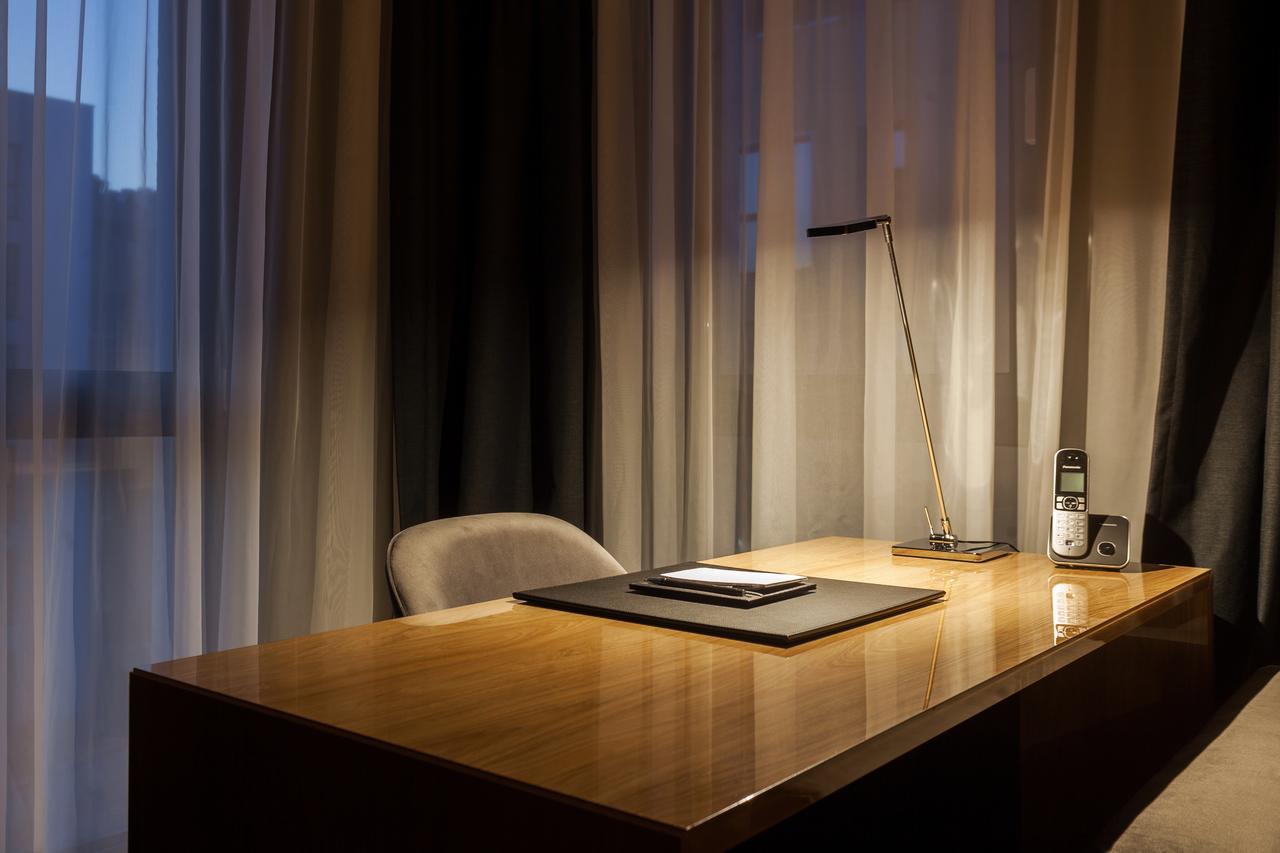 Hotel Platinia クルージュ＝ナポカ エクステリア 写真 A desk in a hotel room