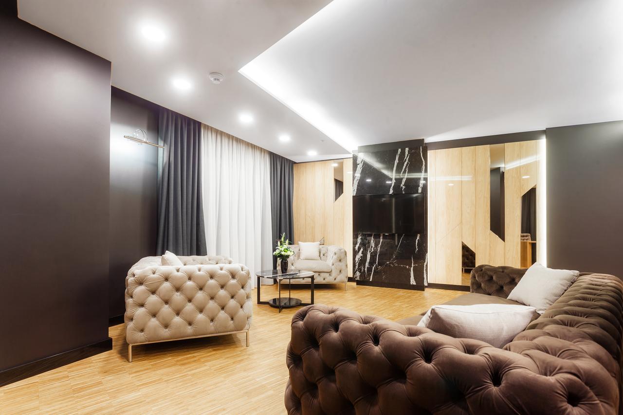 Hotel Platinia クルージュ＝ナポカ エクステリア 写真 A living room with a suspended ceiling